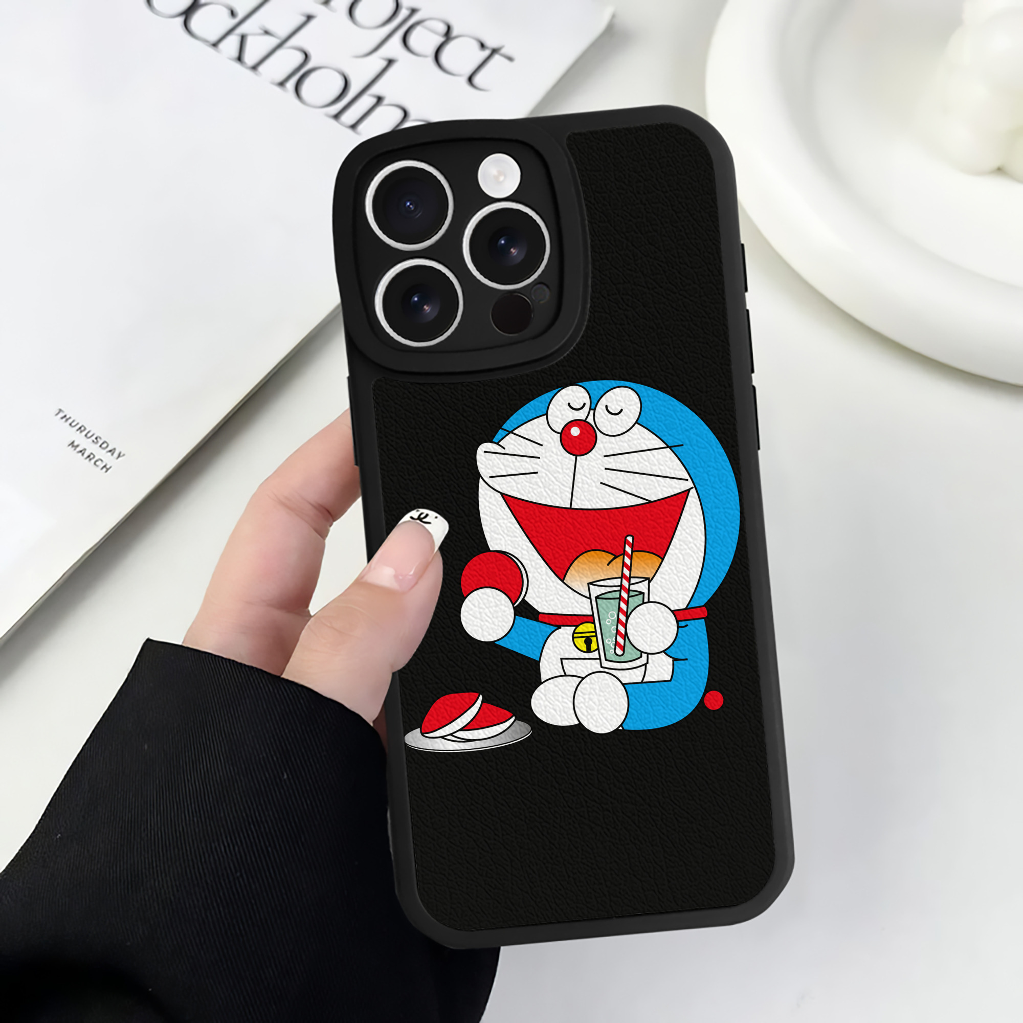 （画像用） ドラえもん Doraemon 【iPhone 16シリーズ対応】シリコンスマホケース（レザー調） 材質：シリコン